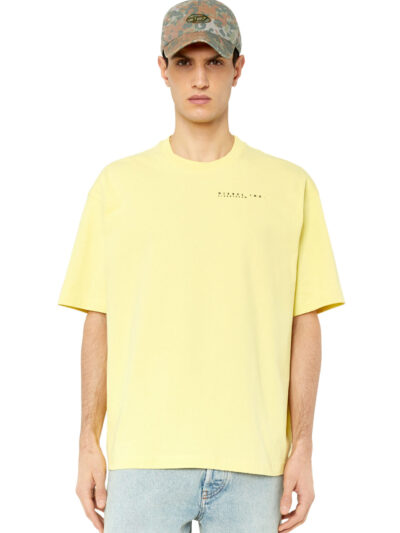 חולצת טי, שרוולים קצרים, צבע צהוב, גזרה משוחררת, כיתוב על החזה, הדפס פרצוף מטושטש על הגב