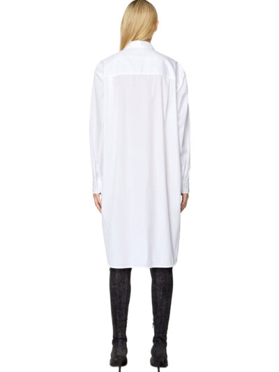 שמלה, צבע לבן, גזרת חולצה מכופתרת גברית, ארוכה יותר בצד האחורי, לוגו D קטן רקום