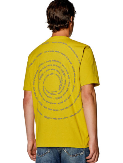 חולצת טי, שרוולים קצרים, צבע צהוב, הדפס כיתוב ספירלי על הגב