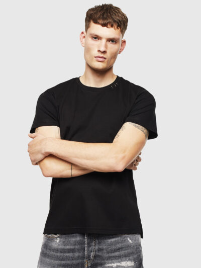 חולצת טי, שרוולים קצרים, צבע שחור, בד כותנה באיכות גבוהה עם סריגה כפולה, שסעים קטנים בצדדים, שוליים אחוריים מוארכים, טבעות בהשראת פירסינג בצווארון