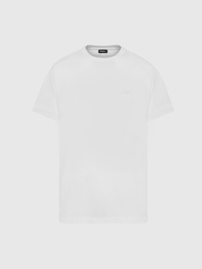 חולצת טי, שרוולים קצרים, צבע לבן, בד ג׳רזי כותנה עם טקסטורה בצד החיצוני וחלק בצד הפנימי, גזרת סלים, לוגו מודפס על החזה