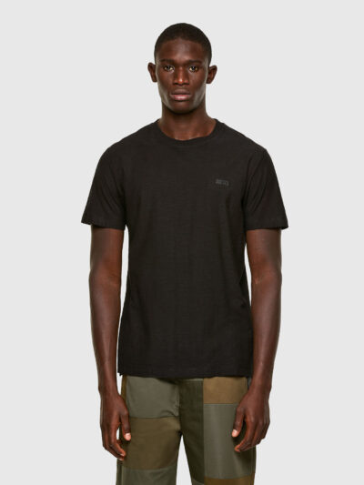 חולצת טי, שרוולים קצרים, צבע שחור, בד ג׳רזי כותנה עם טקסטורה בצד החיצוני וחלק בצד הפנימי, גזרת סלים, לוגו מודפס על החזה