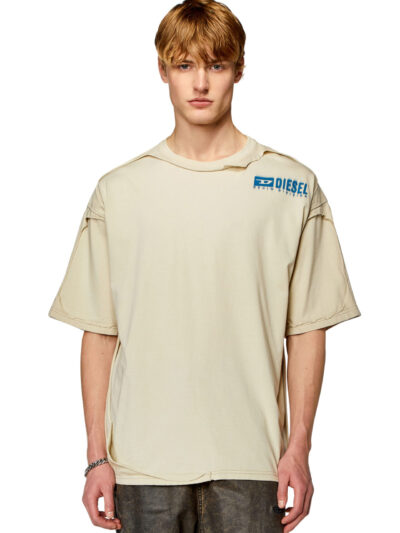 חולצת טי, שרוולים קצרים, צבע בז׳, נגזרה ליצירת אפקט שתי שכבות מתקלפות, הדפס לוגו על הכתף