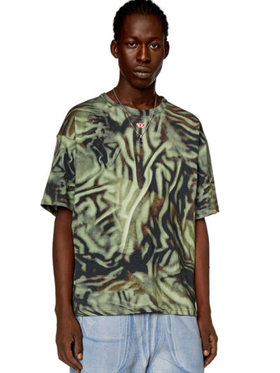 חולצת טי, שרוולים קצרים, הדפס הסוואה וזברה, צבע ירוק זית ושחור, רקמת לוגו D קטנה, הדפס גדול על הגב