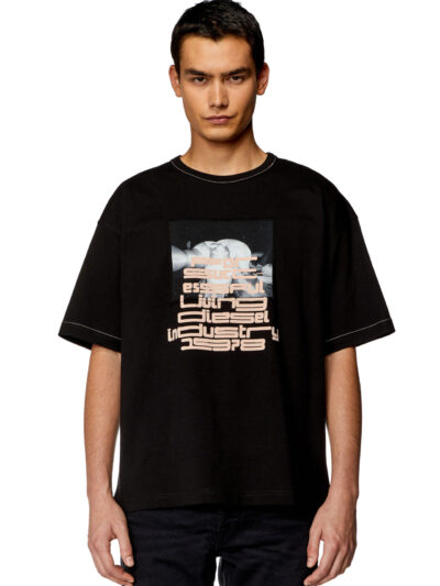 חולצת טי, שרוולים קצרים, צבע שחור, הדפסי לוגו, פאצ׳ים של תמונות מתצוגת המסלול של דיזל