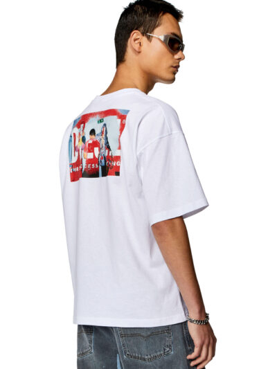 חולצת טי, שרוולים קצרים, צבע לבן, גזרה משוחררת, הדפס תמונה ולוגו על הגב