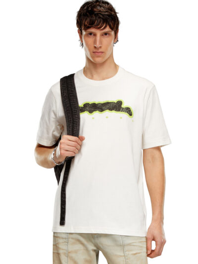 חולצת טי, שרוולים קצרים, צבע לבן, הדפס לוגו ירוק בדוגמת הסוואה וזברה, הדפס כיתוב על השכמות