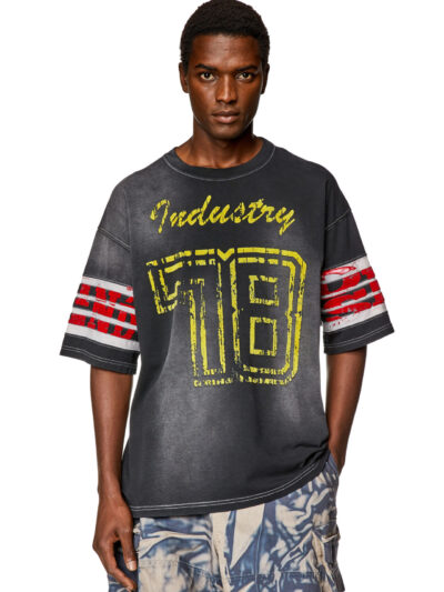 חולצת טי, שרוולים קצרים, צבע שחור, גזרה משוחררת, הדפסים במראה וינטג׳