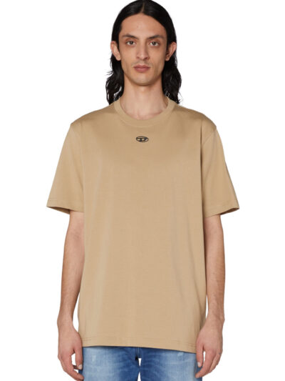 חולצת טי, שרוולים קצרים, צבע חום בהיר, רקמת לוגו D קטן על החזה, הדפס סלוגן לרוחב הכתפיים