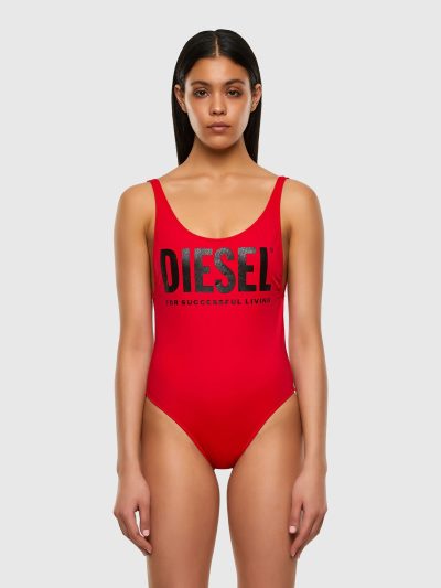 בגד ים שלם, מתייבש מהר, סקופ־נק, גב פתוח נמוך, לוגו מקסי בגימור גומי, צבע אדום