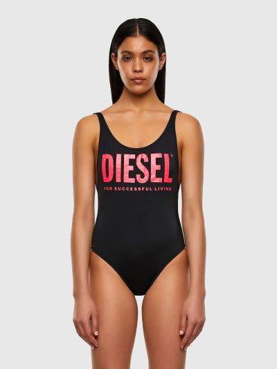 בגד ים שלם, מתייבש מהר, סקופ־נק, גב פתוח נמוך, לוגו מקסי בגימור גומי, צבע שחור/ורוד