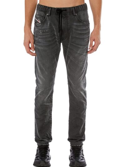 ג׳ינס, צבע אפור, בד ג׳וג ג׳ינס נעים ונוח, גזרה משוחררת במותניים והירכיים וצרה בקרסוליים, גומי ושרוך קשירה