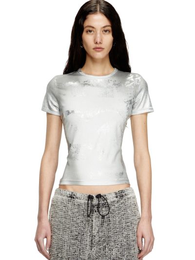 חולצת טי, שרוולים קצרים, גזרה צמודה, בד כותנה ג׳רזי אלסטי, אפקט שיש בגימור כסף מטאלי, הדפס לוגו אנכי