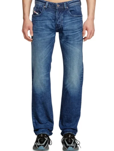 ג׳ינס, צבע כחול, גזרה נמוכה, ישרה ומשוחררת, רגל מעט ארוכה