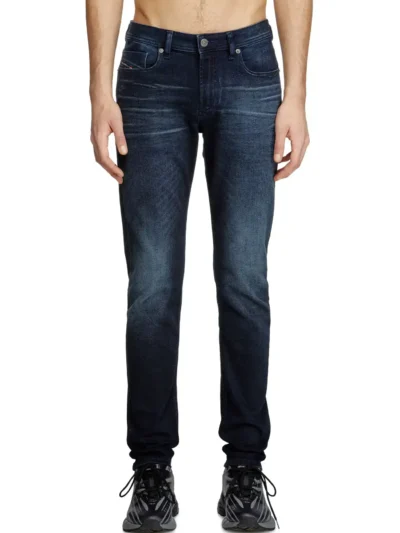 ג׳ינס, צבע כחול כהה, גזרת סקיני נמוכה, רגל ישרה ומעט ארוכה