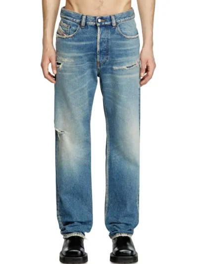 ג׳ינס, צבע כחול משופשף, קרעים, גזרה ישרה, מפשעה נמוכה, הצרה קלה בתחתית, סגירת כפתורים