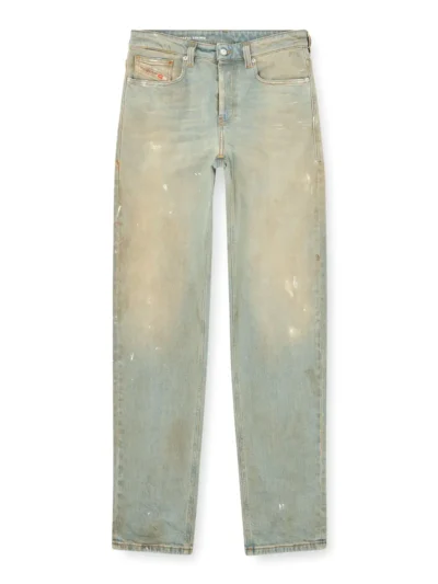 ג׳ינס, צבע כחול בהיר, מראה מלוכלך, גזרה רפויה, מותן בגובה רגיל, רגל ישרה עם הצרה קלה בתחתית