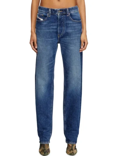 ג׳ינס, צבע כחול, גזרה מעט רפויה, מותן בגובה רגיל, רגל ישרה, הצרה קלה בתחתית