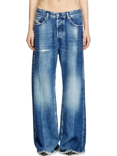 ג׳ינס, צבע כחול, גזרה נמוכה ורחבה, סגירת כפתורים, שפשופים, פסים מגוהצים לאורך, בהשראת ג'ינסים משנות ה-90