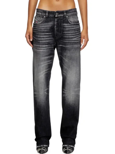 ג׳ינס, צבע אפור, גזרה מעט רפויה, מותן בגובה רגיל, רגל ישרה, הצרה קלה בתחתית