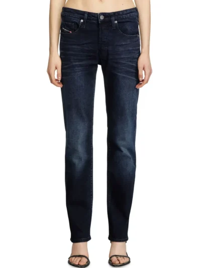 ג׳ינס, צבע כחול כהה, גזרה צרה וישרה, שפשופים קלים בברכיים