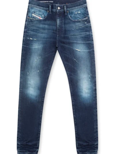 ג׳ינס, צבע כחול כהה, גזרה צרה וישרה, שפשופים בירכיים