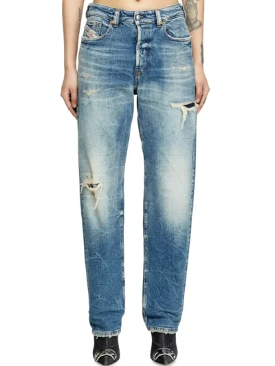 ג׳ינס, צבע כחול, שפשופים, קרעים, גזרה רפויה, רגל ישרה עם הצרה קלה בתחתית