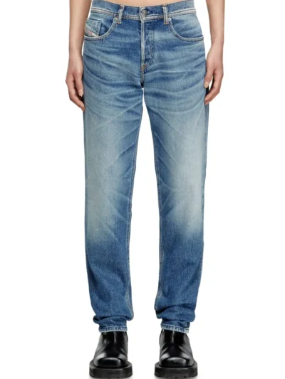 ג׳ינס, צבע כחול משופשף, גזרה ישרה, הצרה בקרסול, סגירת כפתורים