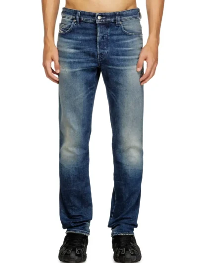 ג׳ינס, צבע כחול כהה, גזרה צרה, מותן רגילה, סגירת כפתורים