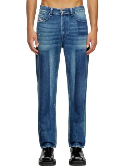 ג׳ינס, גזרה רגילה, מותן בינונית, מפשעה נמוכה, הצרה בתחתית, שני גוונים שונים של כחול, קרעים קטנים, סגירת כפתורים