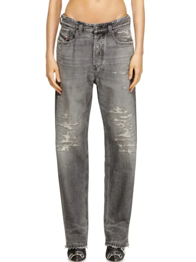 ג׳ינס, צבע אפור בהיר, גזרה רפויה, רגל ישרה עם הצרה קלה בתחתית, פרימה בברכיים