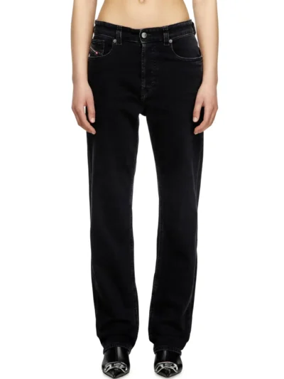 ג׳ינס, צבע שחור, גזרה רפויה, רגל ישרה עם הצרה קלה בתחתית