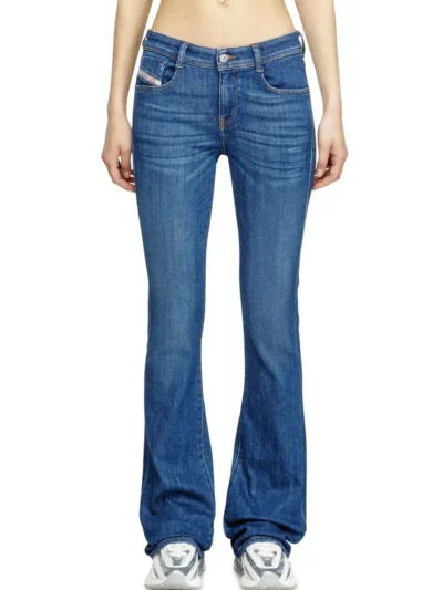 ג׳ינס, צבע כחול, גזרה צמודה עד הברכיים ואז מתרחבת, גזרה גבוהה יותר בצד האחורי