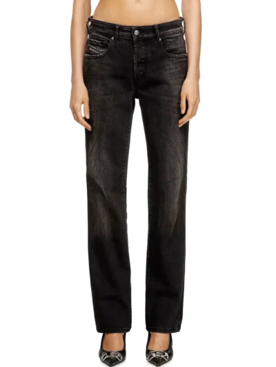 ג׳ינס, צבע אפור כהה, גזרה צרה וישרה, סגירת כפתורים