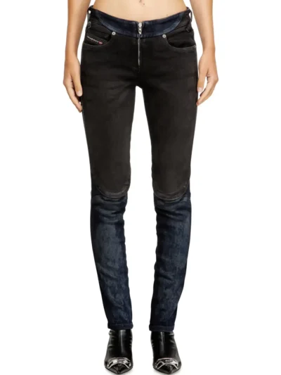 ג׳ינס, צבע שחור וכחול כהה, גזרה צרה, השראת אופנוענים, תפרים מתחת לברכיים, חגורת מותן בעיצוב מעוגל, סגירת רוכסן ללא כפתור