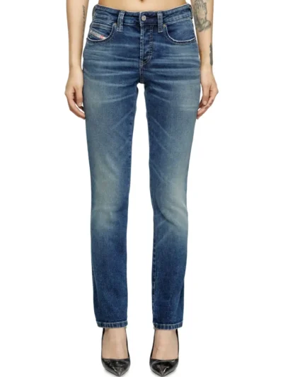 ג׳ינס, צבע כחול, גזרה צרה ונמוכה