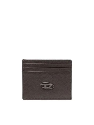 מחזיק כרטיסים, חום, עור גרעיני, לוגו מוטבע, חריצי כרטיסים