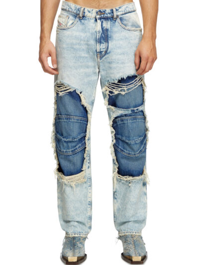 ג׳ינס, גזרה ישרה, מראה שכבות, שכבה תחתונה בצבע כחול עם תפרים בברכיים, שכבה העליונה בצבע כחול בהיר עם קרעים גדולים שחושפים את השכבה מתחת