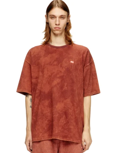 טישרט שרוול קצר, חום, ג׳רזי ואניזה, אפקט שטיפת חומצה, לוגו בחזה