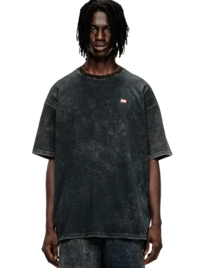 טישרט שרוול קצר, שחור, ג׳רזי ואניזה, אפקט שטיפת חומצה, לוגו בחזה